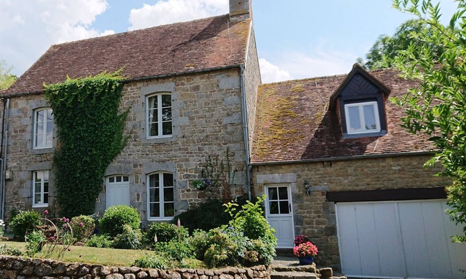 Saint-Sauveur-de-Carrouges Casa | 6-Bed Farmhouse, Sleeps 13, Pool & Pet Friendly