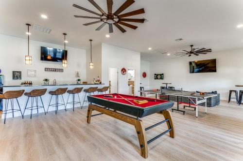 Johnson City Casa | 6 BDRM Wine Country Compound on 2 Acres! Pool/HotTub & Club House