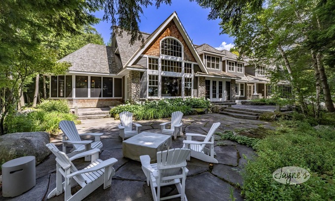 Muskoka Lakes Cabaña | 6 bed, 8 bath Beautiful Lake Joe Compound! Sunsets, Boathouse, Sauna & Gym!