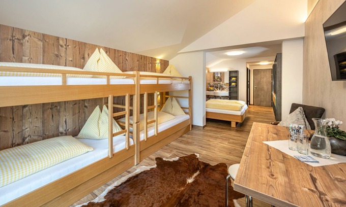 Alpendorf Apartamento | 6 Bed Family Room Standard without Balcony