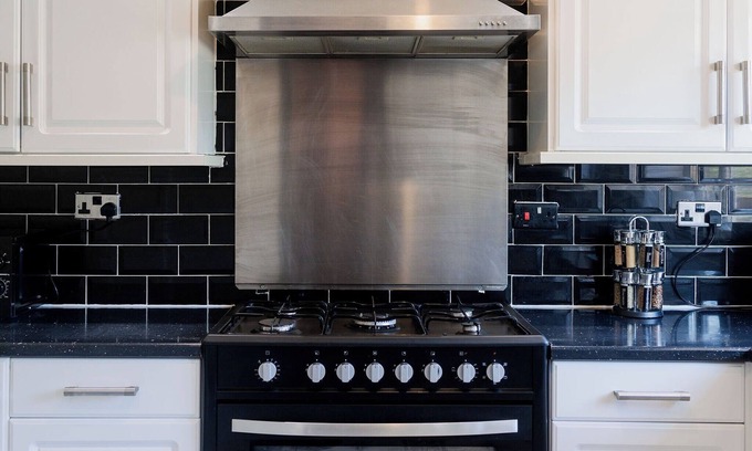 Dudley Casa | 6-bed House - Sleeps 13 - Families & Contractors