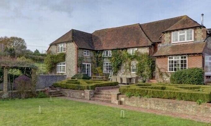 Upper Beeding Casa | 6 bed rural property with pool & tennis court