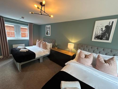 Nantwich Casa | 6 Bed, Sleeps 14, En-suites & Parking