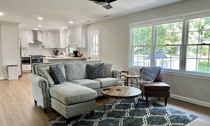 Winston - Salem Casa | 6 Bedroom, 3 Bath Remodeled House in Quiet Neighborhood. 10 min to WF University