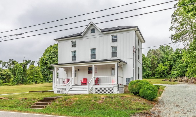 Perryville Otro | 6 Bedroom 4 Bathroom 1870 Farmhouse. Right next to Great Wolf & Hollywood Casino