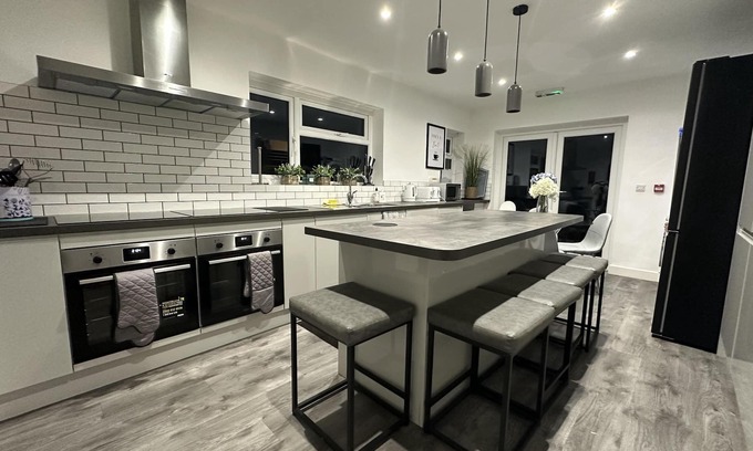 Sneinton Casa | 6 Bedroom 5 Shower rm House in Central Nottingham