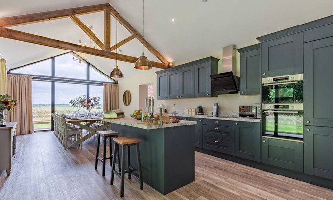 East Ilsley Cabaña | 6 bedroom accommodation in East Ilsley, near Newbury