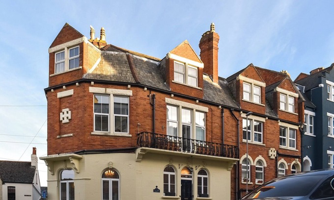 Swanage Cabaña | We adore this stylish celebration home set a few steps from the golden sands of the Swanage beach.