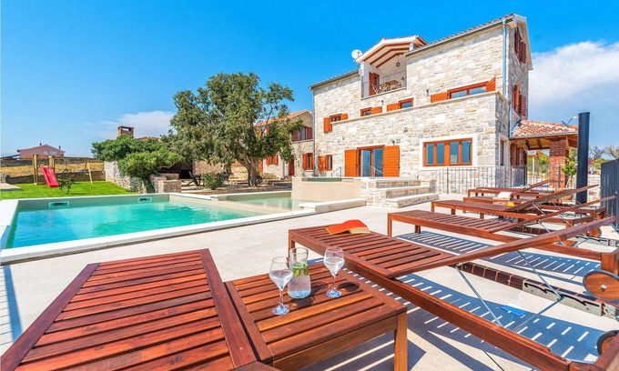 Tinj Casa | Alojamiento de 6 habitaciones en Tinj