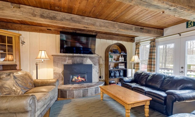 The Blue Mountains Chalet De Esquí | 6 Bedroom Chalet w Hot Tub in a Park Like Setting
