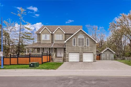 Alcona Casa | 6 Bedroom Executive Cottage near Innisfil Beach Park