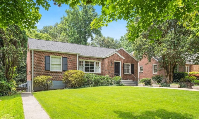 Atlanta Casa | 6 Bedroom Family Home Near Emory & CDC