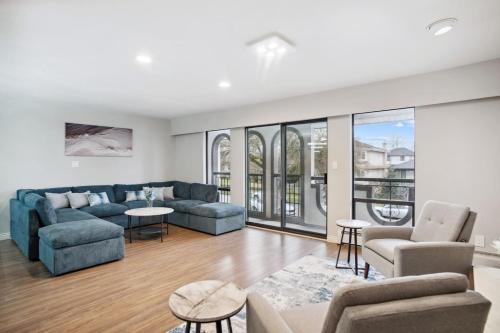 Killarney Casa | 6 Bedroom Family Home with Indoor Arcade, BBQ, Huge Backyard & Pickleball