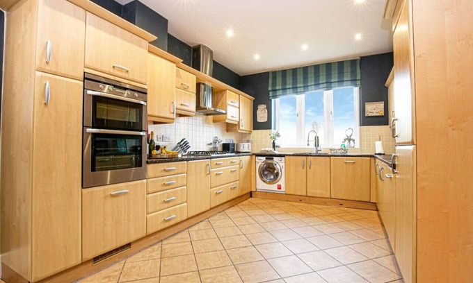 Newport Pagnell Casa | 6 Bedroom Detached House - Games Room, SmartTVs with SkyTV & Netflix & Fast-Wifi