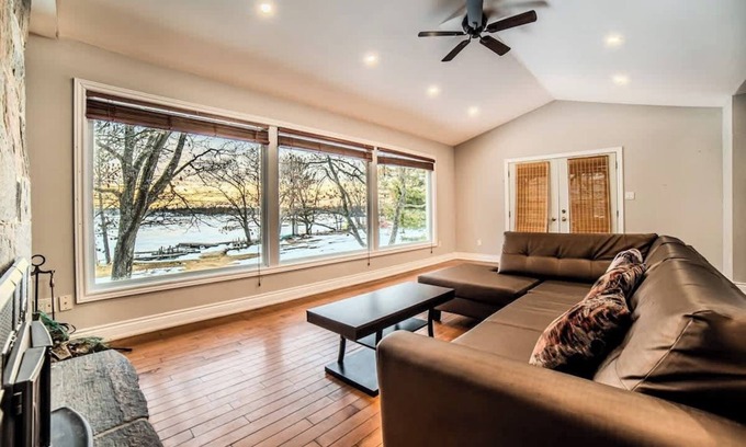 Carling Casa | 6 Bedroom Lakefront Main House in Sand Bay