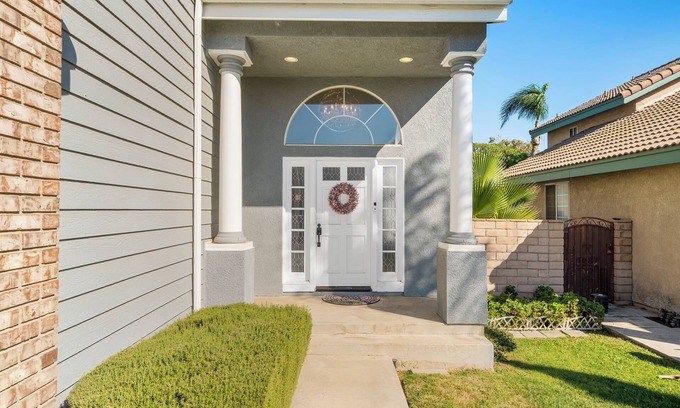 Ontario Casa | 6 bedroom Large house. Near Airport,Outlets Mall, No big Party, Pets Friendly
