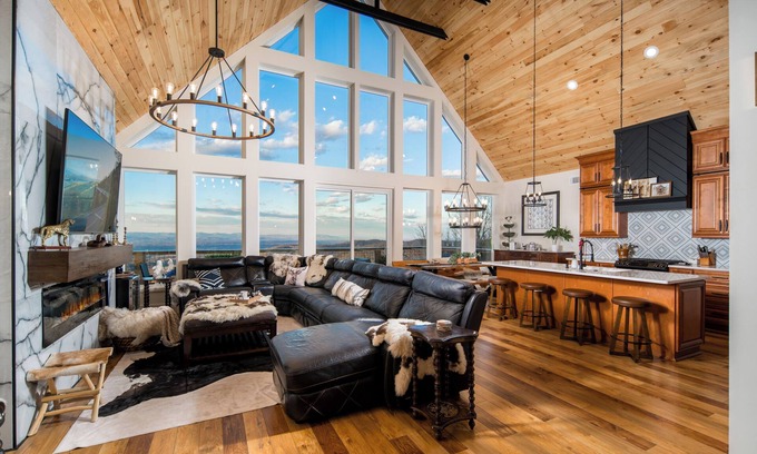 Moravian Falls Chalet De Esquí | 6-bedroom mountain top chalet with spectacular long range mountain views