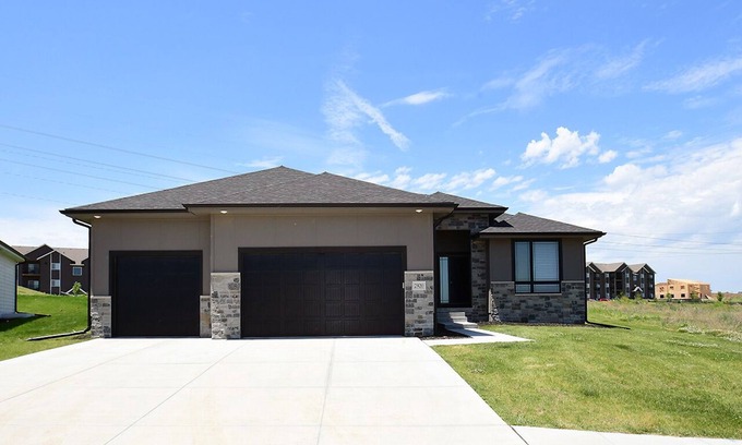 Elkhorn Casa | 6 Bedroom New Spacious Home (7beds)