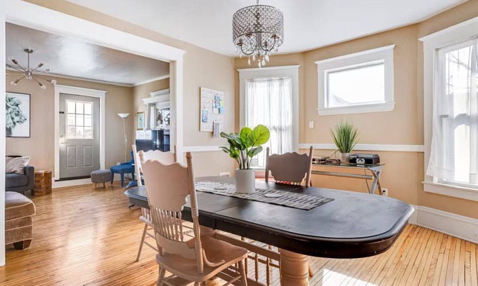 Whittier Apartamento | Luxe y Funk cerca de Uptown & Eat Street ~ 6 habitaciones, comodidades exclusivas.