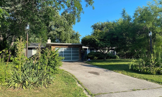 Mineola Casa | 6 Bedroom Ranch Bungalow in Port Credit.