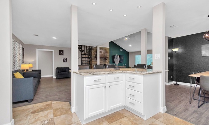 Kingwood Casa | 6-Bedroom Retreat, Pool & Spa: 25 Min Downtown GB