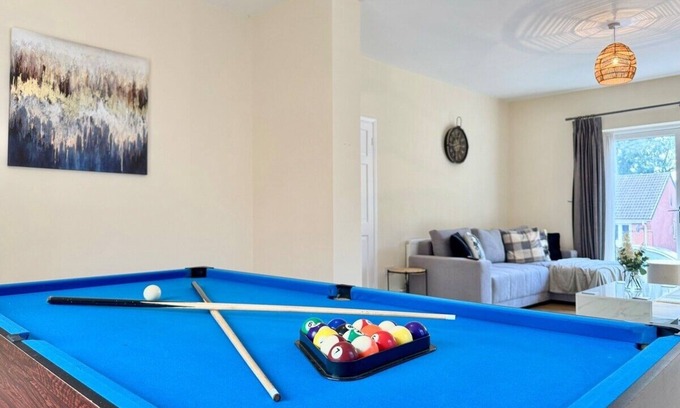 Sutton-in-Ashfield Casa | 6 Bedrooms | Pool Table | Free Parking | 12 beds