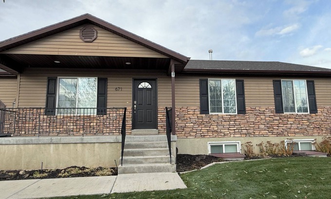 Smithfield Casa | 6 bedrooms, sleeps 16, Hot Tub, Theater and game Rooms, Newly Renovated.