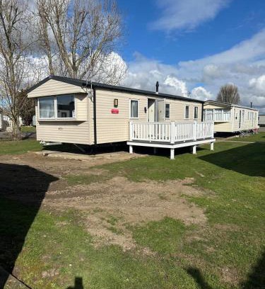 Clacton-on-Sea Complejo | 6 Beds 2 Sofa bed Family friendly - unlimited Wi-Fi, Warm, Cozy Sun decking Caravan at Seawick Holiday Park