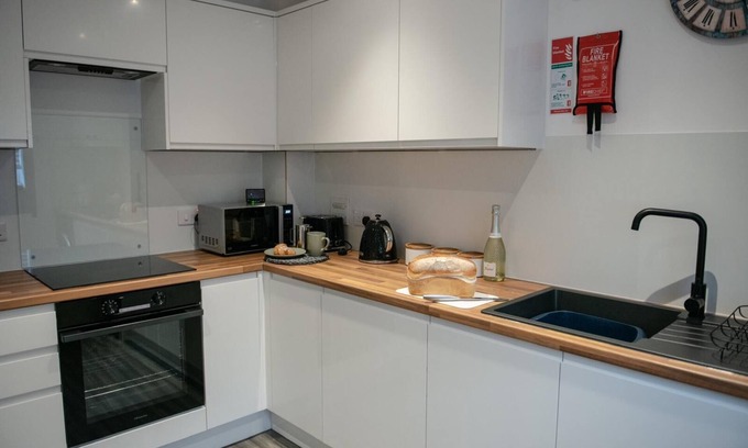 Peterborough Apartamento | 6-beds Home in Hampton Vale | Contractors welcome