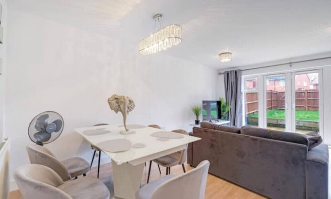 Leavesden Casa | 6 Berth- 5Beds- 2Bathroom- 3 room- 2 parking space