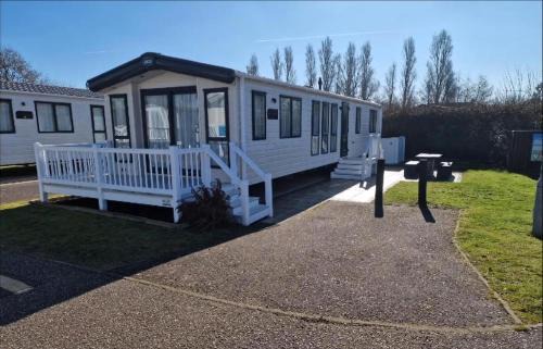 Caister-on-Sea Otro | 6 Berth Caravan With Decking At Caister Haven Holiday Park Ref 30032P