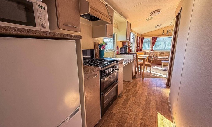 Pakefield Casa | 6 berth caravan with free WiFi for hire in Suffolk ref 68073BS