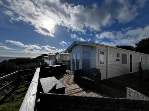 Corton Otro | 6 Berth Caravan With Stunning Sea Views And Decking To Relax On, Ref 32048Az