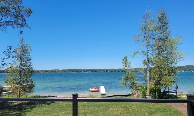 Lake Township Casa | 6 BR / 4 Bath 100ft on Big Platte Lake-Sleeping Bear Dunes-Crystal Mountain Ski