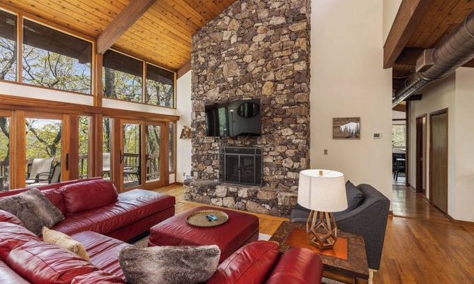 Wintergreen Cabina | 6 BR home, NEW HOT TUB, EV Charger.Walk to slopes! Close to wineries & breweries