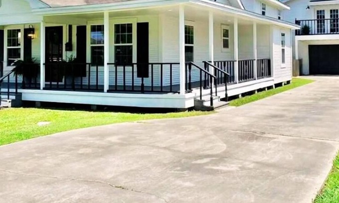 Groves Casa | 6 BRs Spacious Charming House, Great Neighborhood
