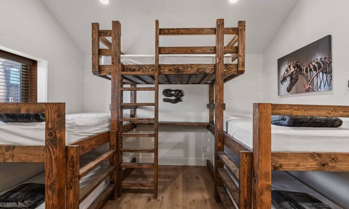St. Charles Cabina | #6 Dinosaur Cabin! Newly Remodeled! AC! Sleeps 5!