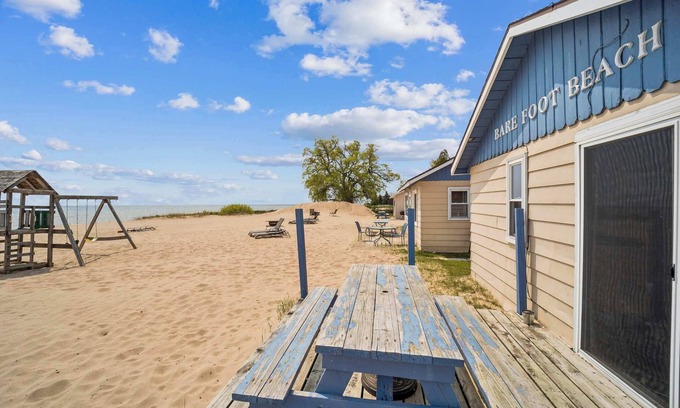 Oscoda Cabina | #6 | Light-Filled, Near the Shore