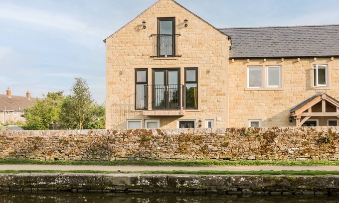 Gargrave Cabaña | 6 LOCK VIEW, pet friendly, with hot tub in Gargrave