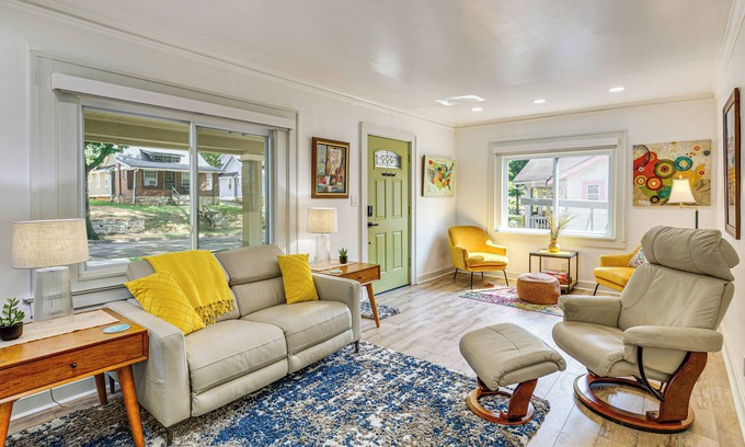 Kansas City Casa | 6 Mi to Arrowhead Stadium: Charming Home w/ Porch!