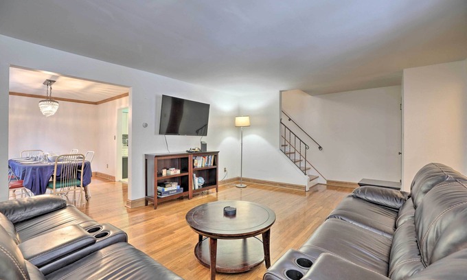 Squirrel Hill Casa | 6 Mi to Dtwn: Pittsburgh Townhome w/ Porch