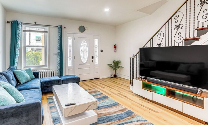 Primos Secane Casa | 6 Mi to Eagles Games: Stylish Philly Townhome!
