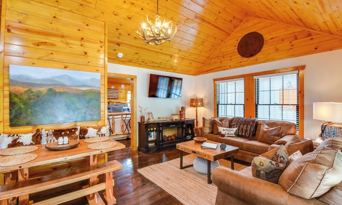 Clarkesville Cabina | 6 Mi to Helen: Mtn-View Retreat w/ Hot Tub!