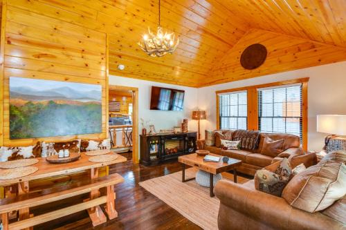 Clarkesville Casa | 6 Mi to Helen Mtn-View Retreat with Hot Tub!