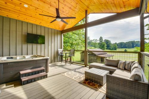 Clarkesville Casa | 6 Mi to Helen Romantic Georgia Cottage Hideaway!