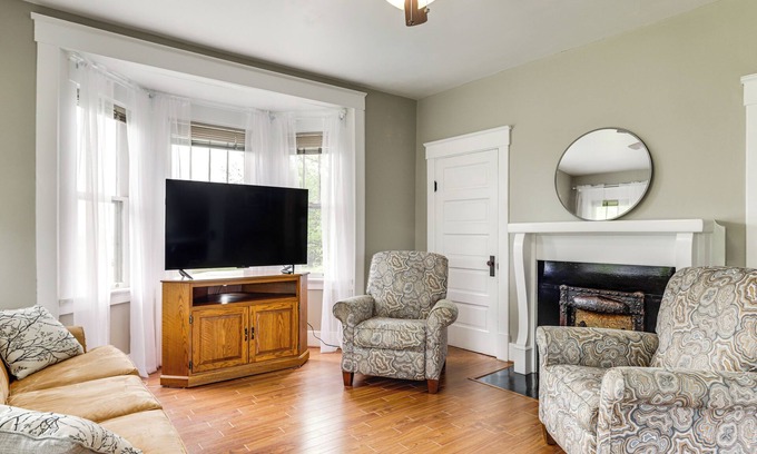 Petersburg Casa | 6 Mi to Rabbit Hash: Rural Home w/ 2 Porches