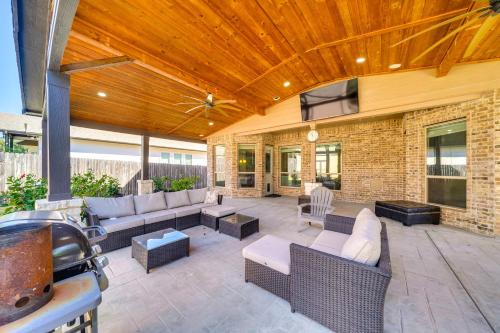San Antonio Casa | 6 Mi to SeaWorld Pet-Friendly Home with Pool Access
