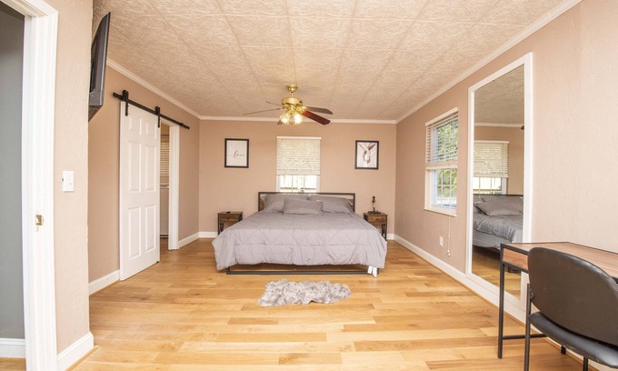 Kodak Casa | 6 Min Off exit 407 Hot Tub Firepit Spacious Game Room Fenced Large Yard