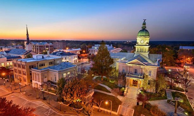Athens Casa | 6 min to DT/UGA—Backyard + Pool—WIFI—BBQ—Indoor Fireplace