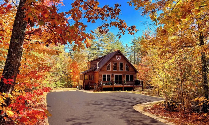 Bethel Chalet De Esquí | 6 min to Sunday River-Hot Tub-Fire Pit-Theater-Game Room-Sleeps 12